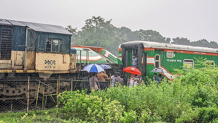 লালমনিরহাটে ২ ট্রেনের মুখোমুখি সংঘর্ষ, উল্টে গেছে বগি 