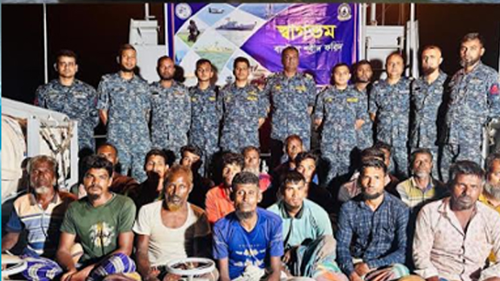বিকল ভাসমান ট্রলারসহ ১৮ জেলেকে উদ্ধার করলো নৌবাহিনী 