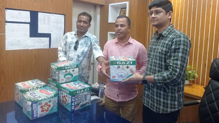 পাকুন্দিয়া হাসপাতালে সিলিং ফ্যান উপহার দিলেন ছাত্রদল আহবায়ক