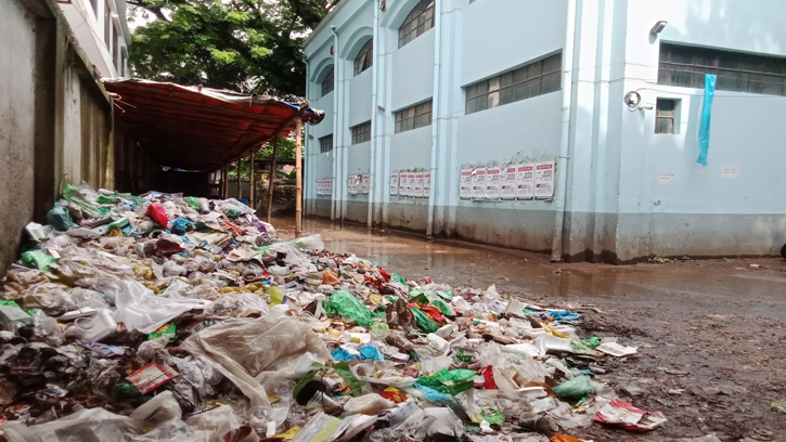 ডিসি অফিস ও কোর্ট চত্বর যেন ময়লার ভাগাড়, ভোগান্তিতে জনসাধারণ