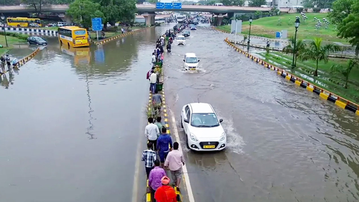 নয়াদিল্লি টানা বৃষ্টিতে প্লাবিত বেশ কিছু স্থান