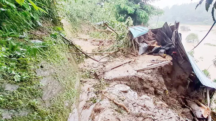 অতিভারী বৃষ্টির আশঙ্কা, পাহাড়ি এলাকায় ভূমিধসের ঝুঁকি