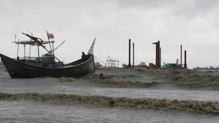 লঘুচাপের প্রভাবে ৪ বন্দরে ৩ নম্বর সতর্কতা