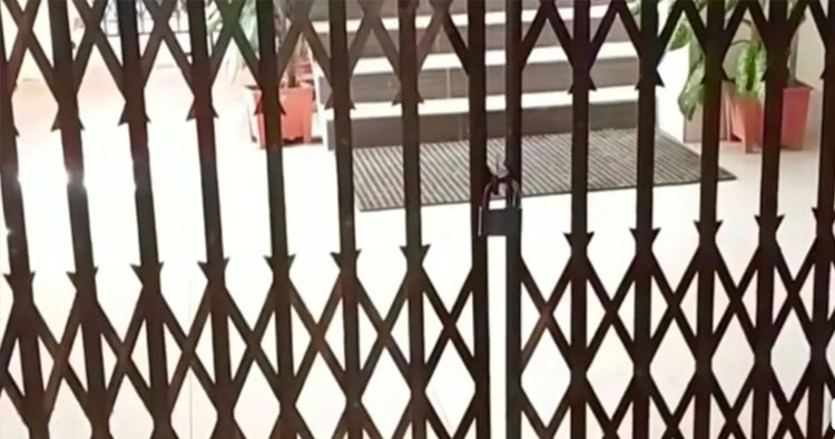 উপাচার্যকে ভবনে রেখেই ফটকে তালা দিলেন চুয়েটের আন্দোলনরত শিক্ষার্থীরা