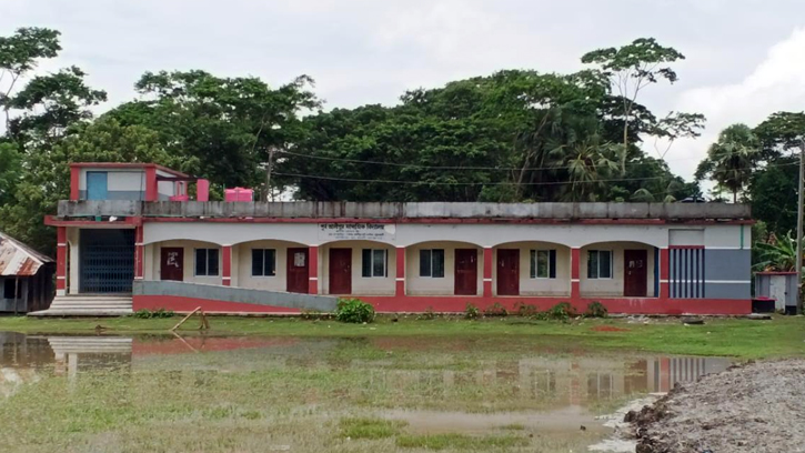 পাস করেনি কেউ এলাকায় আলোচনার ঝড়