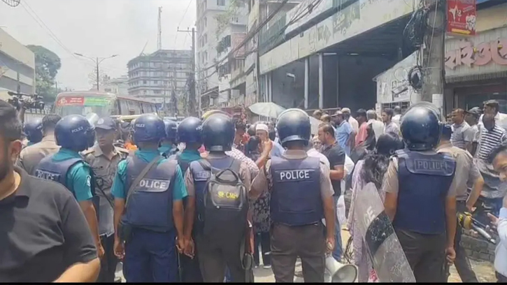 চট্টগ্রামে পাঁচ ব্যাংকের গ্রাহকদের সড়ক বিক্ষোভ