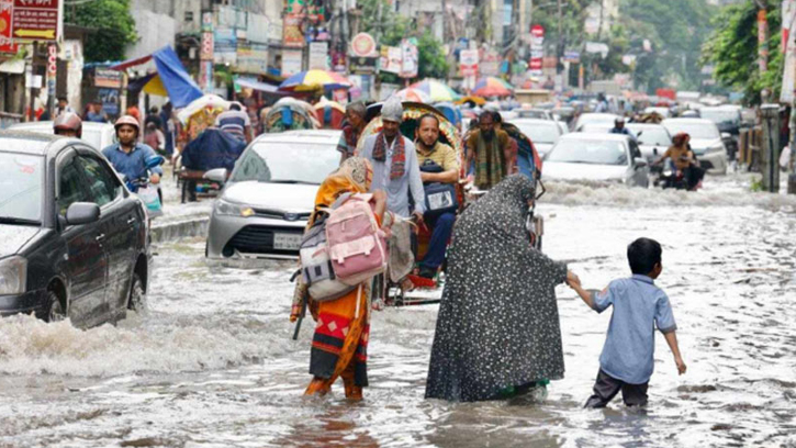 টানা বৃষ্টিতে রাজধানীতে জলাবদ্ধতা, যানজটে স্থবির জনজীবন