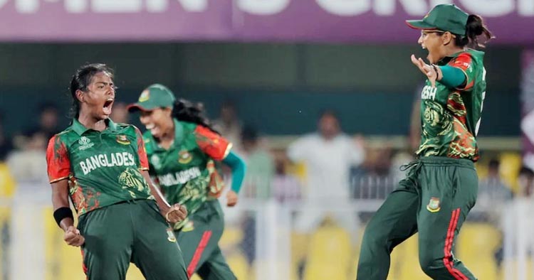 বাঁচার লড়াইয়ে ফিল্ডিংয়ে বাংলাদেশ, একাদশে ফিরলেন নাহিদা–মারুফা