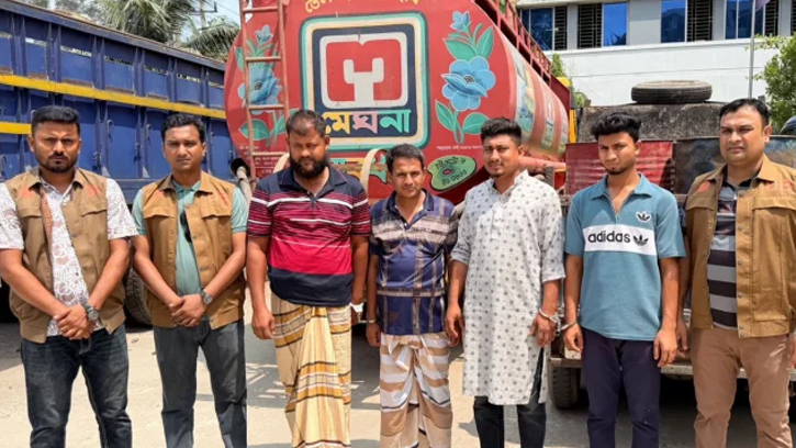নোয়াখালীতে মেঘনা পেট্রোলিয়ামের গাড়িসহ বিপুল ডিজেল জব্দ