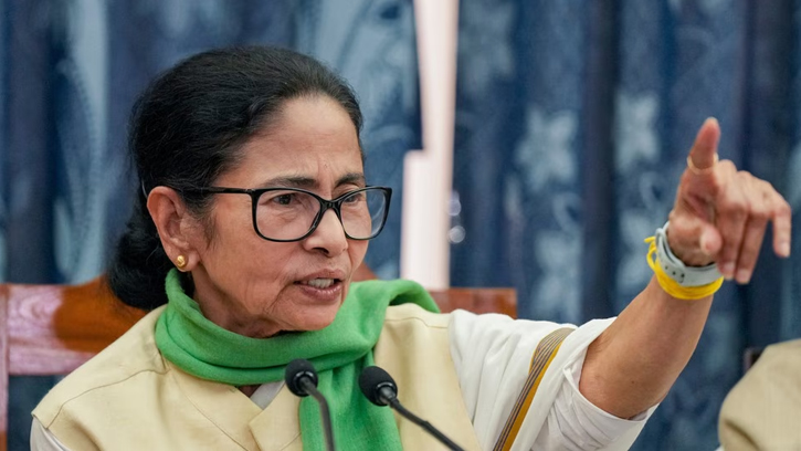 নির্বাচনের পর বাংলাদেশকে কৃতিত্ব, ভারতের কমিশনকে আক্রমণ মমতার