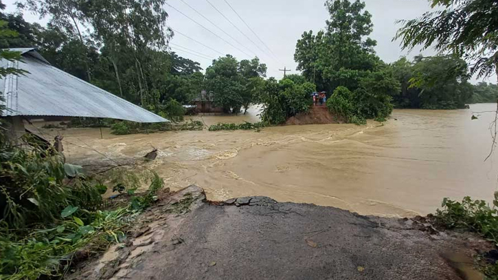 ফেনীতে নদীর বাঁধ ভাঙনে ৩০ গ্রাম প্লাবিত, পানিবন্দি হাজারো পরিবার