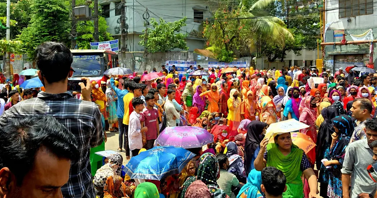 বকেয়া বেতনের দাবিতে চট্টগ্রামে পোশাক শ্রমিকদের সড়ক অবরোধ, যানজট