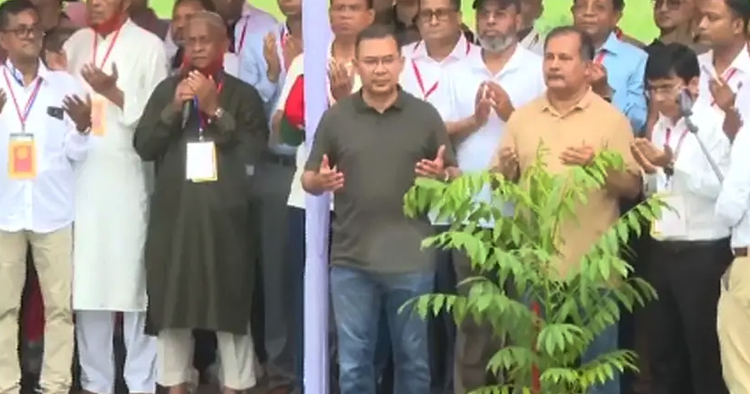 বরিশালে পৌঁছে বৃক্ষরোপণ ও ফ্যামিলি কার্ড বিতরণ কার্যক্রমে প্রধানমন্ত্রী