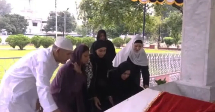 মেয়ে জাইমাকে নিয়ে বাবার কবরে শ্রদ্ধা জানালেন জুবাইদা রহমান