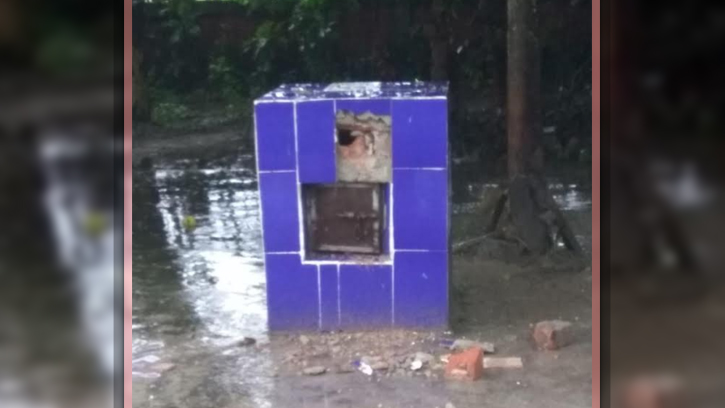 যশোররে মনিরামপুরে শাহ্ মান্দার তলায় দানবাক্স ভেঙে টাকা চুরি