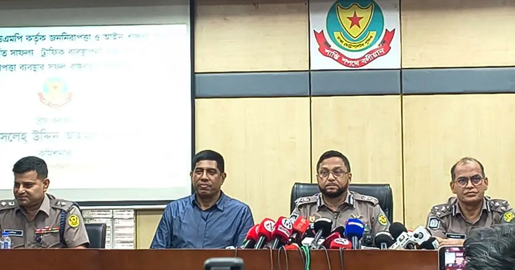 সচিবালয়ে প্রধানমন্ত্রীর কার্যালয়ের রেড টেলিফোন তার চুরিতে গ্রেপ্তার ২