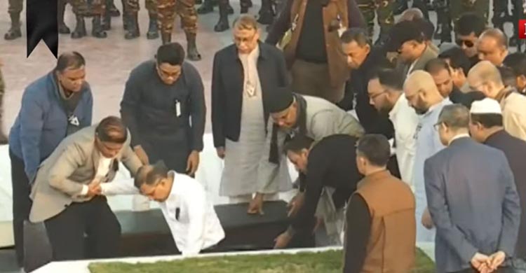 স্বামীর কবরের পাশে চিরনিদ্রায় শায়িত হলেন ‘আপসহীন নেত্রী’ খালেদা জিয়া