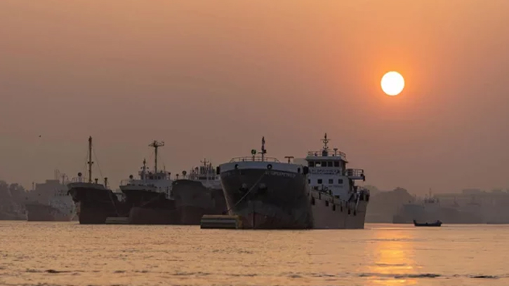 ৫ মে চট্টগ্রাম বন্দরে ভিড়বে ১ লাখ টন অপরিশোধিত তেলের জাহাজ