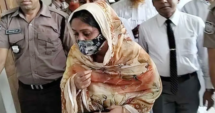 ‘অনেকবার বলেছি, দরজাটা খোলো’