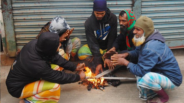 শীতের তীব্রতায় কাঁপছে বস্তিবাসীরা